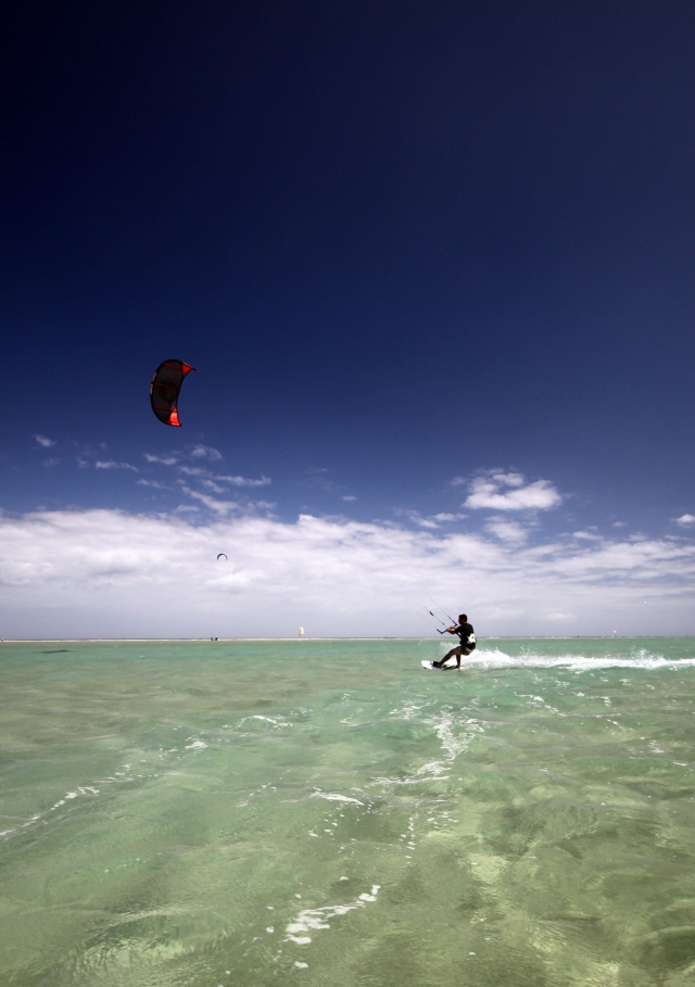  在水晶般清澈的海水上 